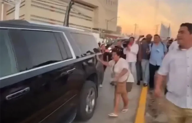 '¡No te doy la mano!': Mujer intercepta camioneta de Sheinbaum y la encara por presunto despojo de terreno