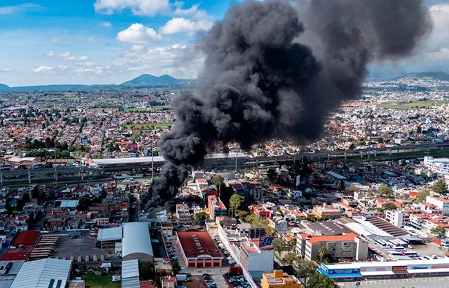 Se incendia bodega de residuos industriales en Toluca; evacuan a habitantes aledaños