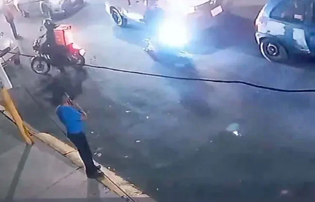 Mujer privada de la libertad se lanza de auto en movimiento para huir de su agresor  en Neza