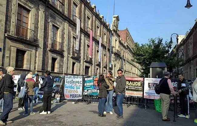Protestan en Palacio Nacional contra Polos del Bienestar