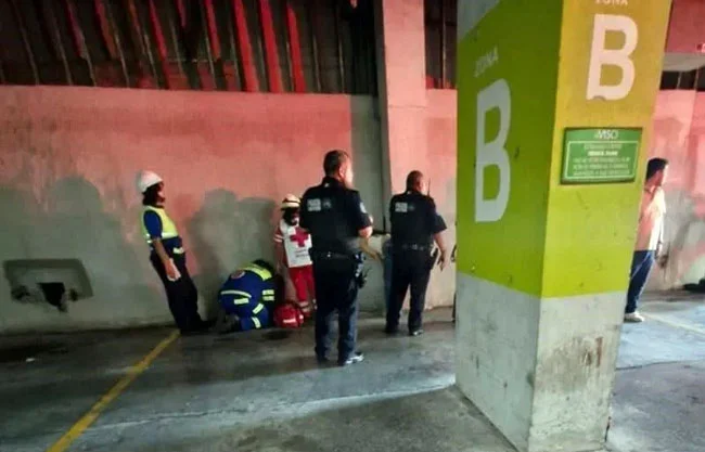 Cae niña 15 metros en sótano de estacionamiento en San Pedro