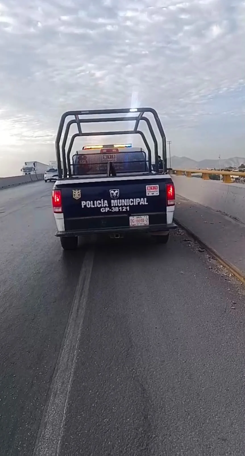 Policía Municipal pone a salvo a joven en situación de riesgo en la parte alta del puente San Antonio en Gómez Palacio