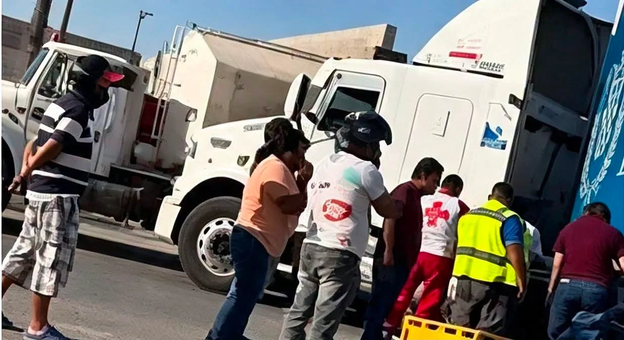 Muere mujer tras choque entre motocicleta y tráiler en Torreón