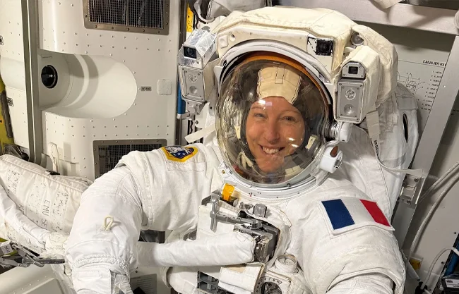La astronauta Sophie Adenot es la primera mujer francesa en realizar una caminata espacial