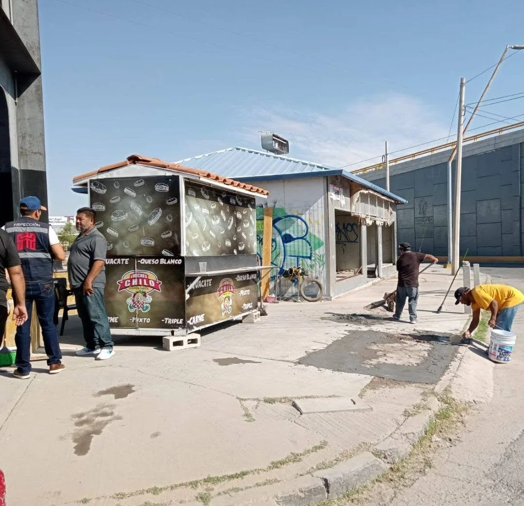 Retiran construcción irregular que invadía banqueta en Torreón