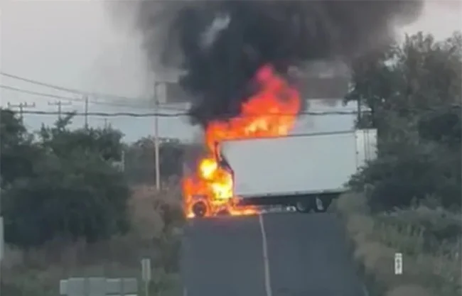 Amanece Michoacán entre disparos, narcobloqueos y vehículos incendiados