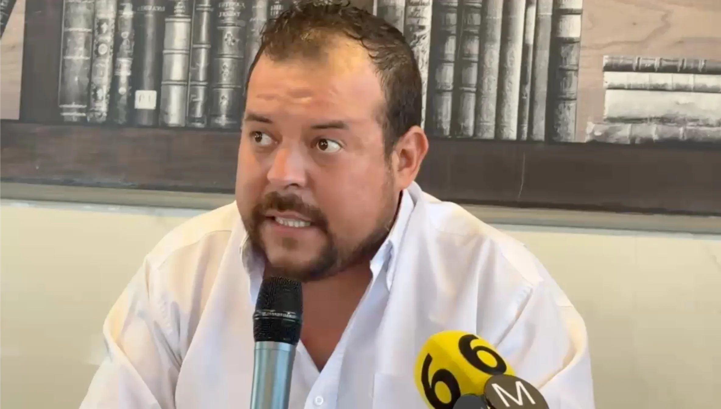 Gerardo Calvillo, del Partido Verde, y una habitante de Villas Zaragoza denunciaron un presunto uso político de las pipas destinadas a abastecer de agua al sector,