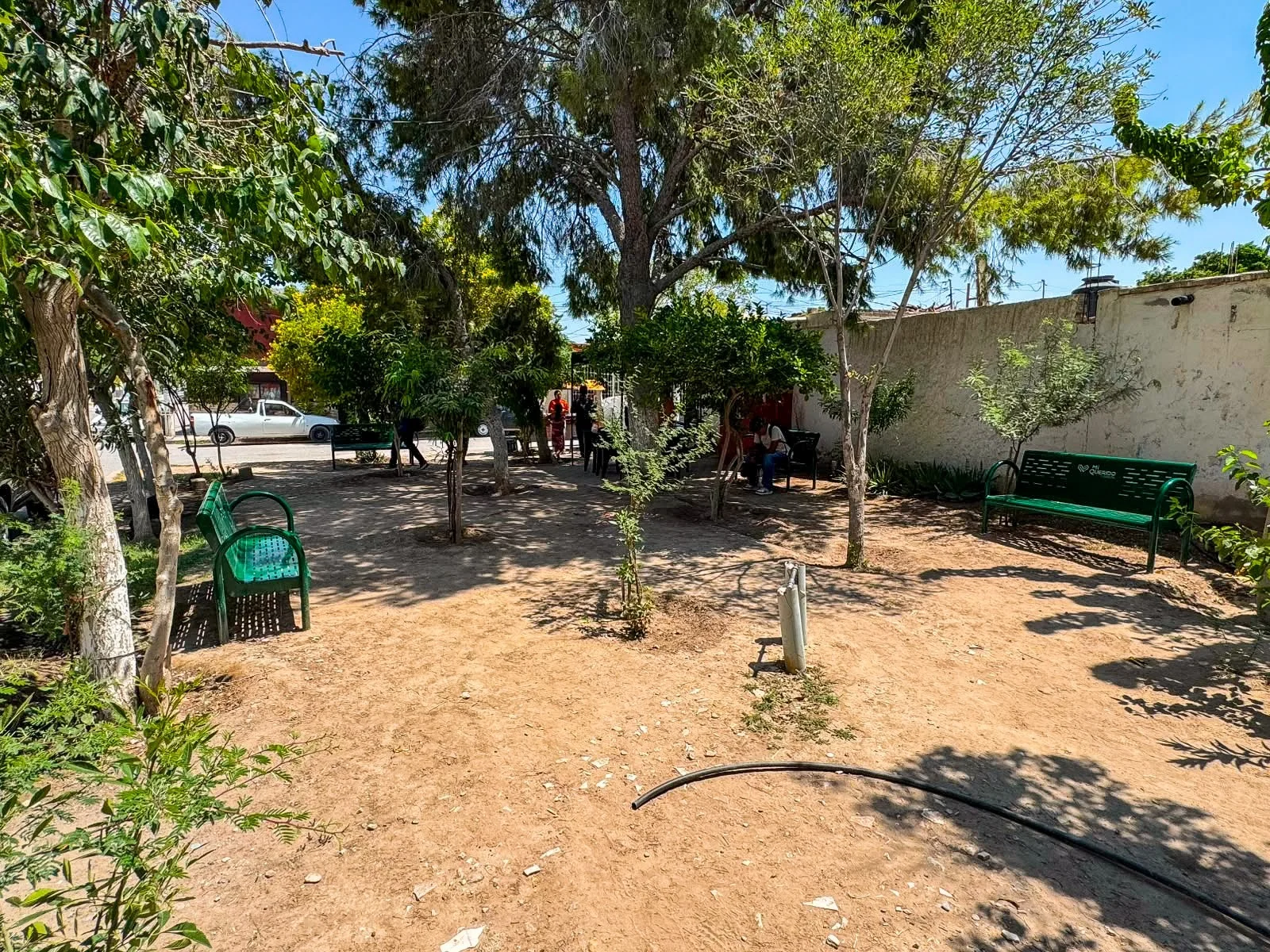 Instalan nuevo equipamiento urbano en plazas y espacios públicos de Torreón
