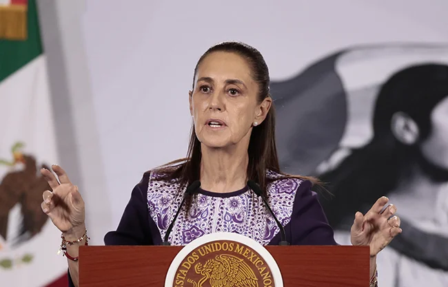 Acusa Sheinbaum a diario de exasesor de Milei de impulsar noticias falsas en Latinoamérica