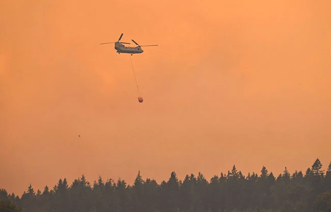 Nuevo incendio al oeste de Madrid obliga a confinar a más de 3 mil personas