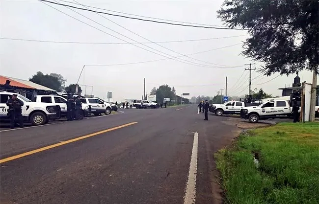 Restablecen libre tránsito en 26 tramos de Michoacán tras bloqueos e incendios