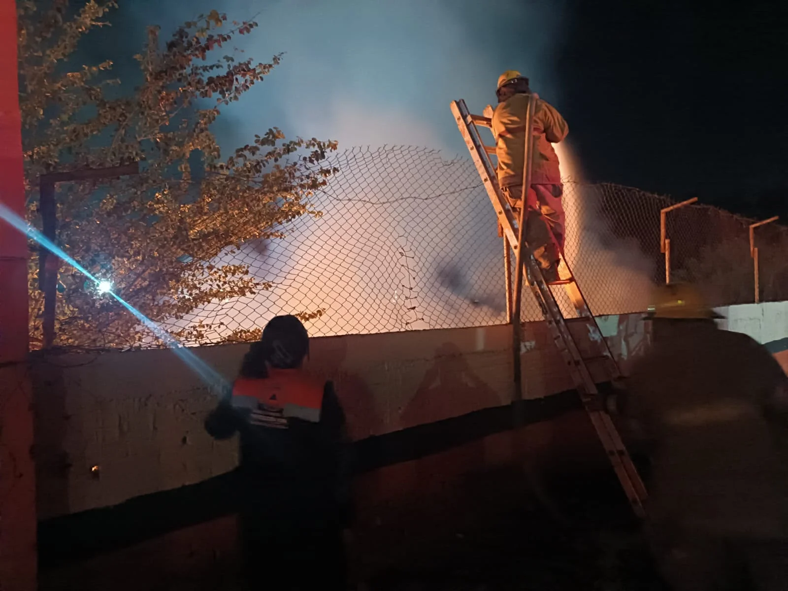 Incendio en secundaria moviliza a bomberos de Matamoros; era maleza