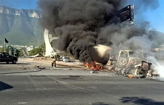 Muere una persona tras choque múltiple e incendio provocado por revolvedora en García