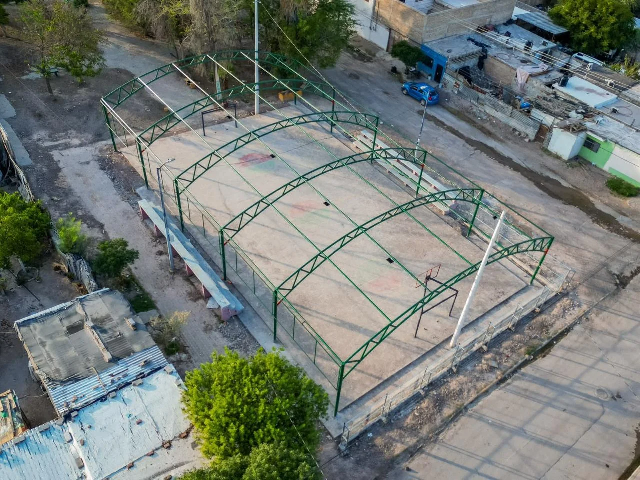 Avanza techumbre en área deportiva de la Salvador Allende; registra 60% de construcción