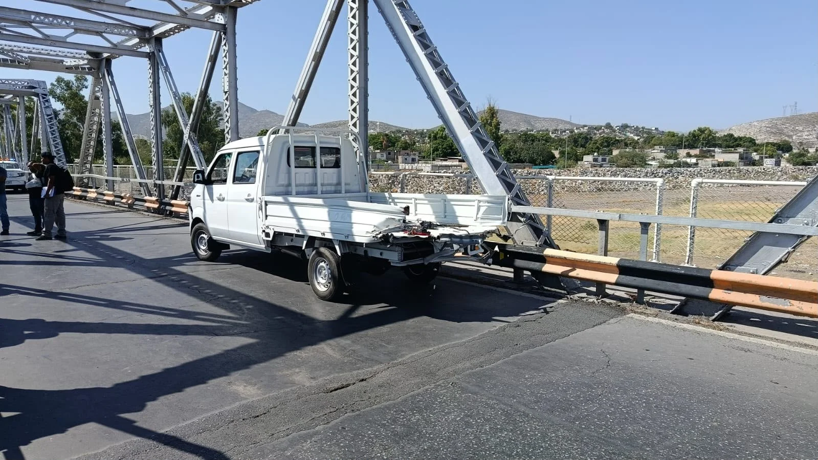 Choque entre camión de ruta y camioneta provoca congestionamiento en el Puente Plateado