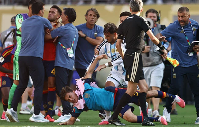 FIFA sanciona con 10 partidos a Paredes y 7 a Molina por incidentes en la final del Mundial
