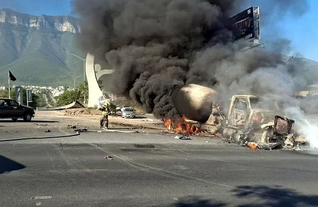 Continúa prófugo conductor de revolvedora tras choque e incendio donde murió adolescente en García, NL