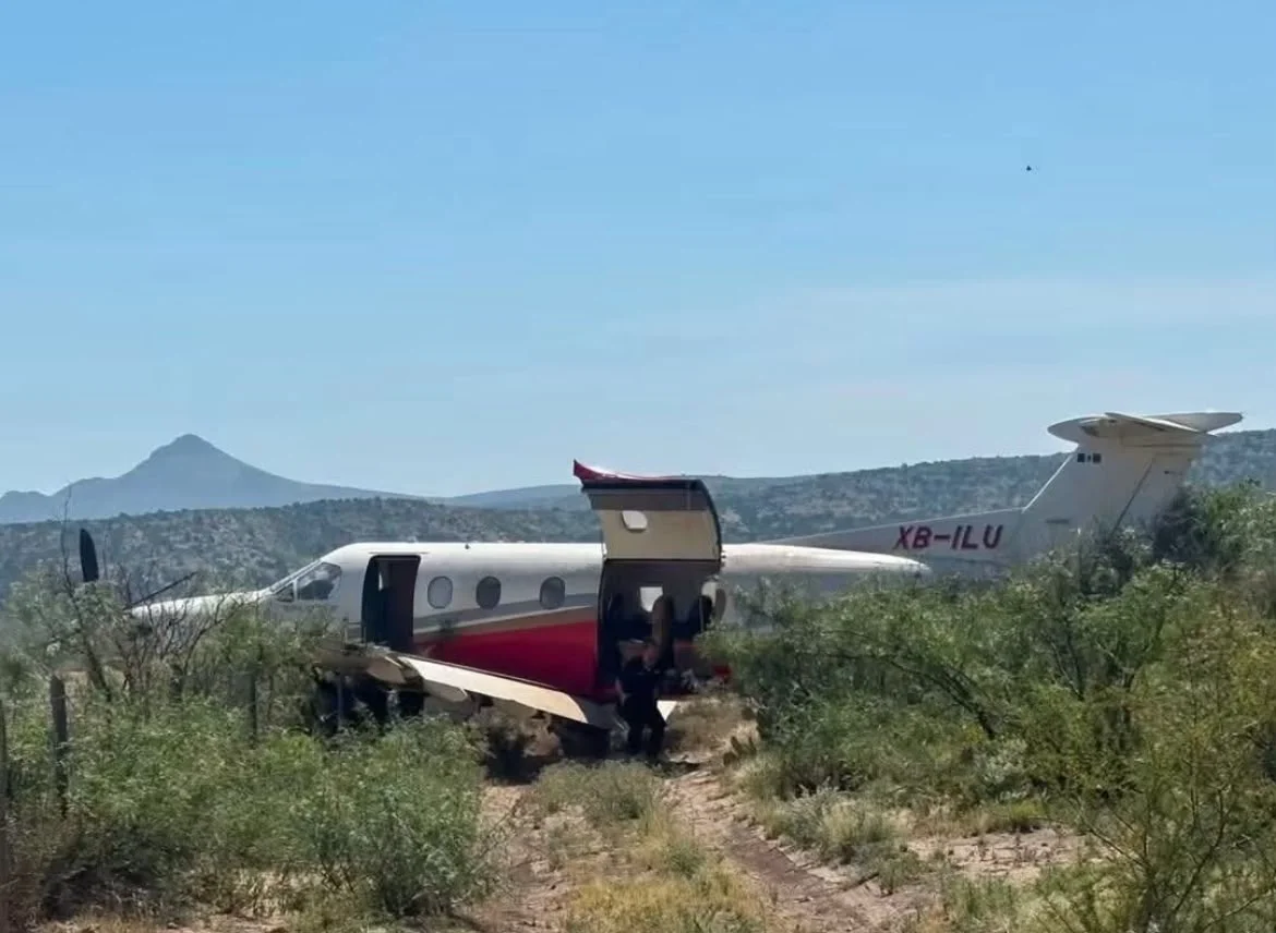 Aterrizaje de emergencia en Acuña deja daños en aeronave; cinco ocupantes resultan ilesos