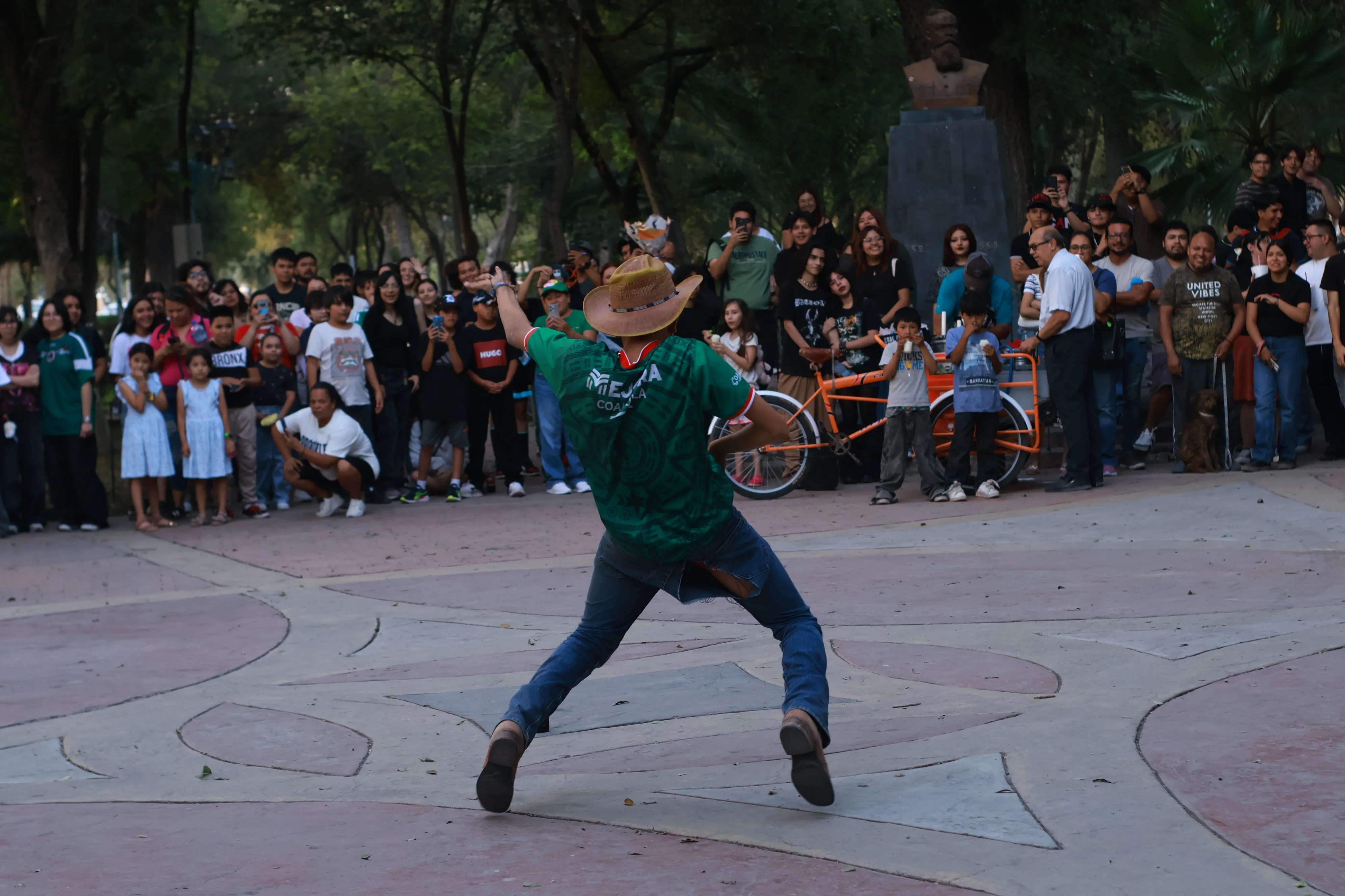 Jóvenes en Saltillo se organizan para 'farmear aura'