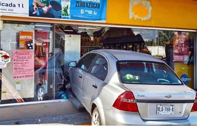 Mete auto a tienda en Santiago