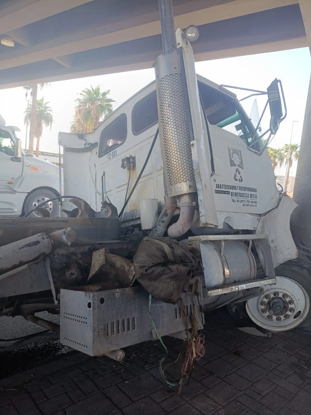 Conductor de camión se impacta contra columna de puente vehicular en Torreón