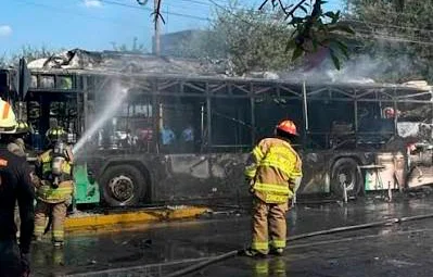 Evacuan a 40 pasajeros tras incendiarse unidad de Transmetro en San Nicolás
