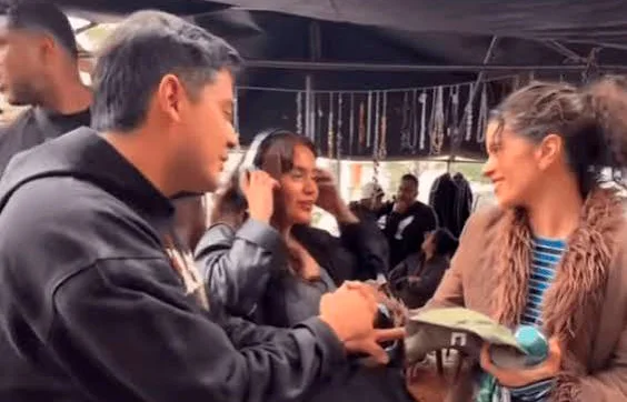Rosalía 'chacharea' en La Lagunilla y convive con sus fans en la Ciudad de México