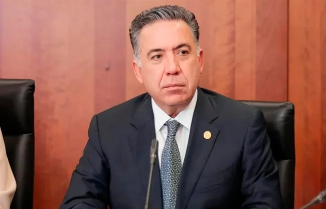 Captan a senador morenista Enrique Inzunza en el AICM rumbo a Culiacán