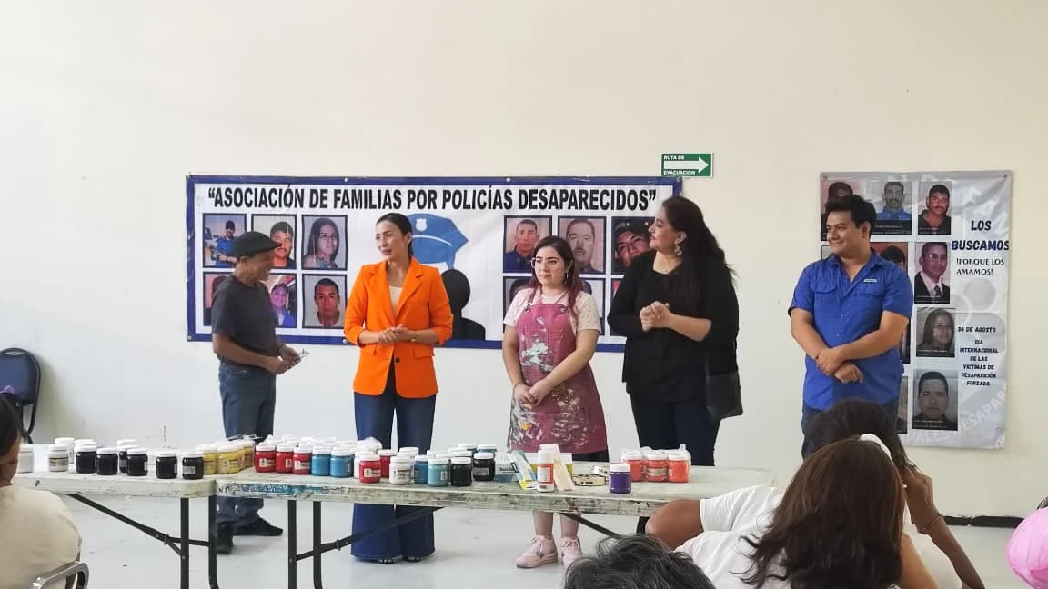 Familias de personas desaparecidas plasman su lucha a través de la pintura en Torreón