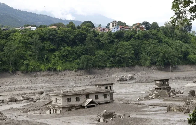 Al menos 16 muertos y 400 peregrinos sin contacto en Nepal tras una riada en la frontera con China