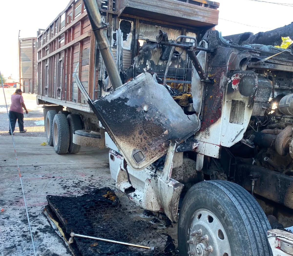 Incendio consume parte de un camión silero en Francisco I. Madero