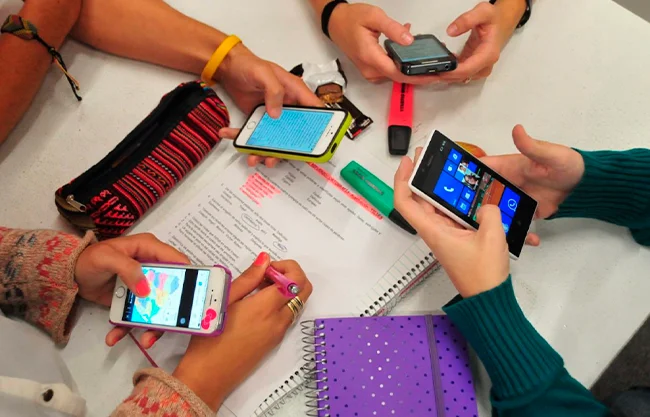 Piden plan educativo ante freno al celular; ‘no funciona sólo prohibir’