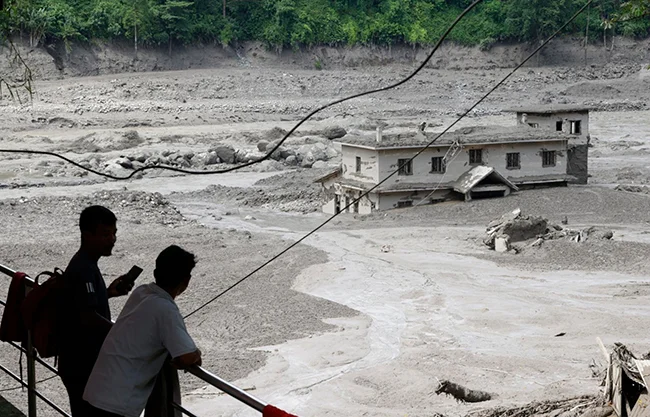 Suman 98 muertos tras violentas inundaciones en Nepal y más de 700 personas desaparecidas