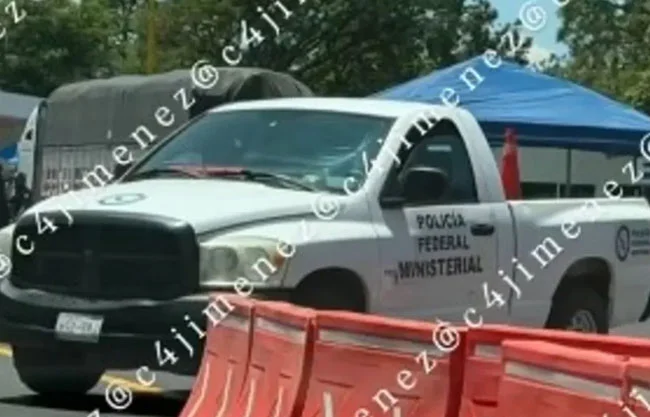 Exhiben a hombres que fingían ser policías para retener a transportistas de Michoacán