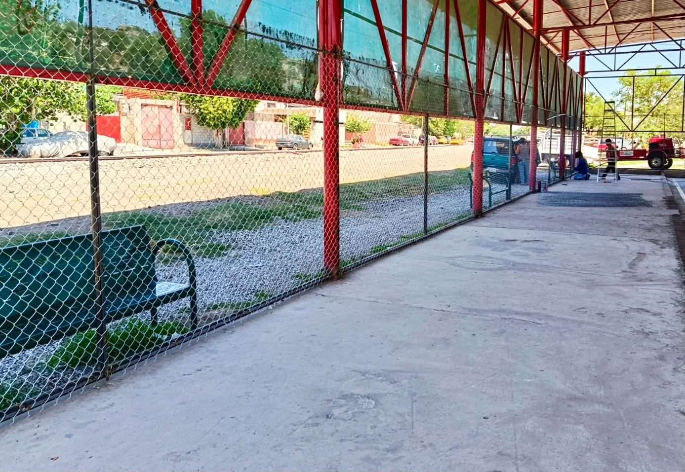 Instalan mallas de protección en canchas de Torreón para evitar riesgos a menores