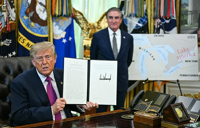 Trump firma decreto para cambiar el nombre del Lago Ontario a 'Lago de América'