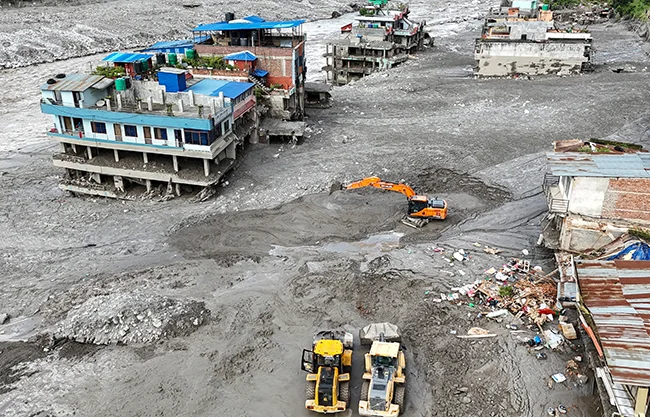 Suman 392 muertos y más de mil 400 desaparecidos tras los deslaves entre Nepal y el Tíbet