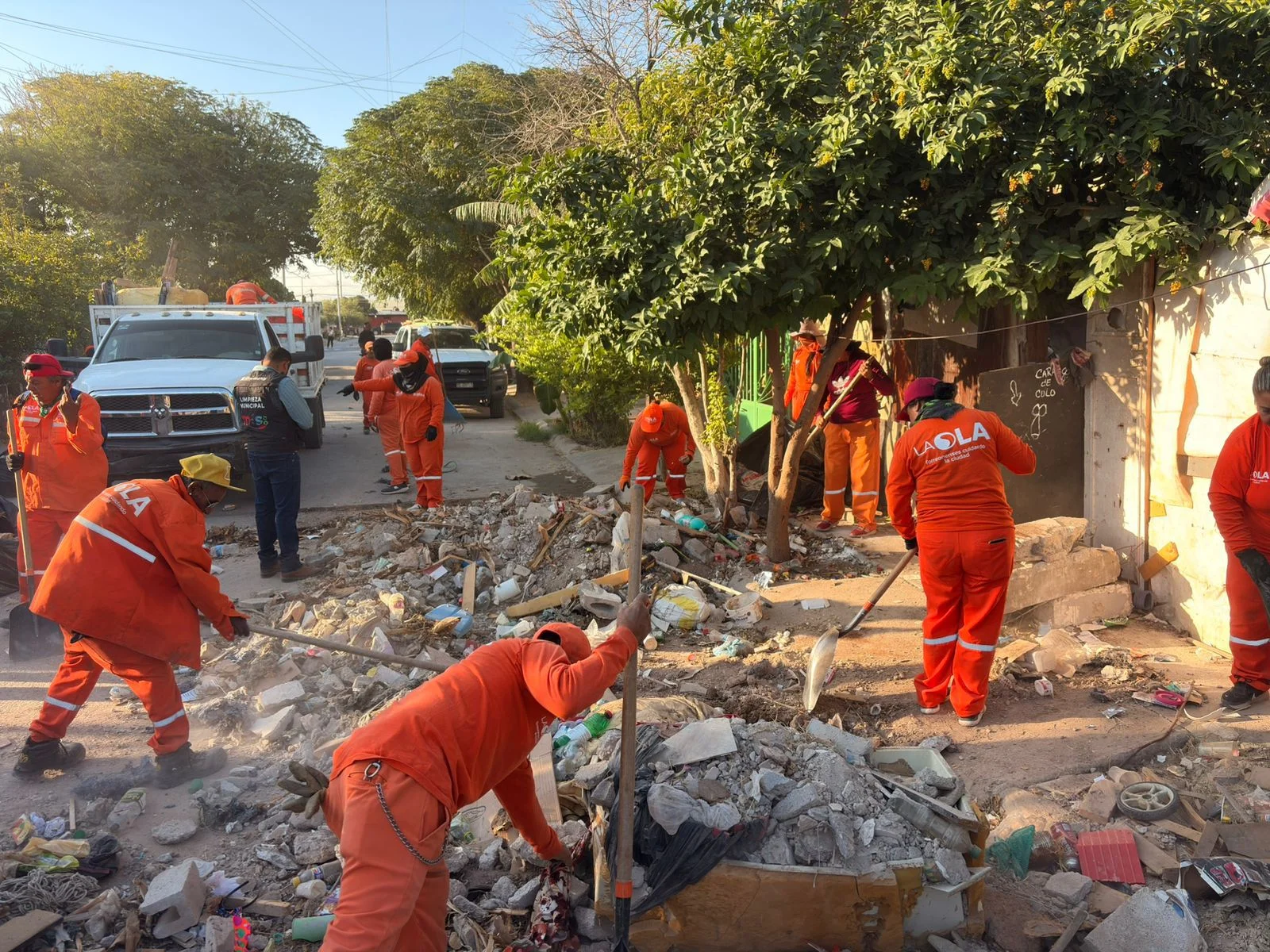 Retiran ocho toneladas de basura de vivienda en Ex Hacienda La Perla; detienen a reincidentes