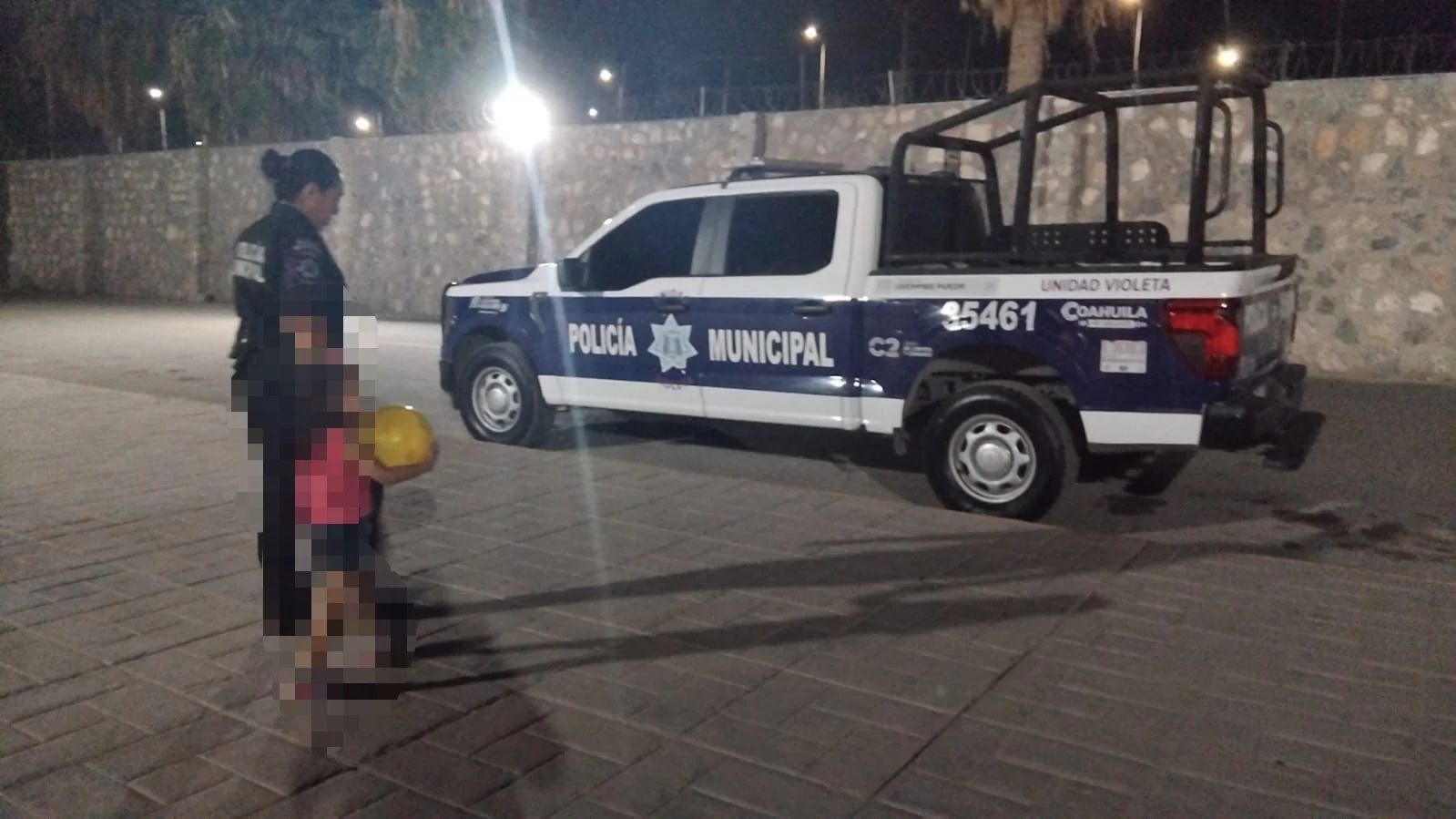 Resguardan a niña de tres años localizada sola durante la madrugada en Torreón
