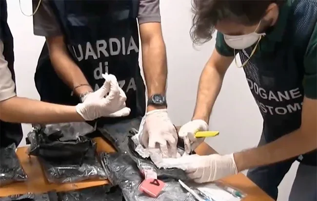 Detienen a pareja de regios con 17 kilos de metanfetamina en aeropuerto de Roma