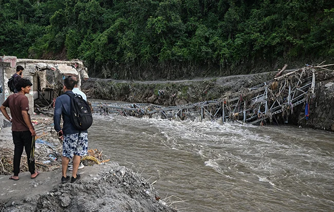 Sube a 584 cifra de muertos por deslave en frontera de Nepal y China