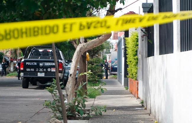 Fulminan a dueño de tintorería mientras barría la banqueta de su local en Guadalajara; su hija fue testigo