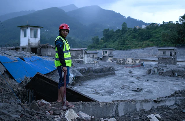 Nepal y China luchan por localizar a casi 3 mil desaparecidos tras el mortífero alud