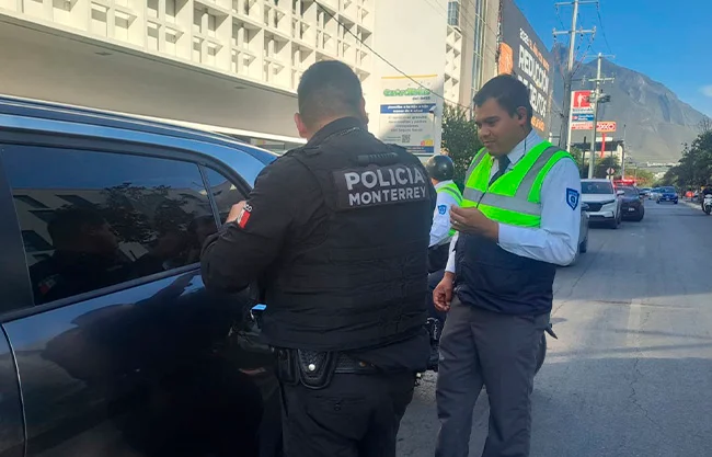 Bebé 'le roba' las llaves del auto a su mamá y queda encerrado a 35ºC en Monterrey
