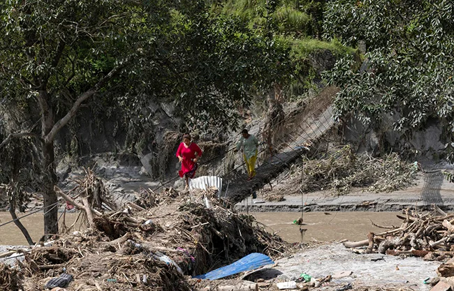 Sube a 804 cifra de muertos por riada entre Nepal y China