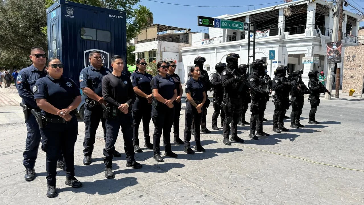 Recuerdan a policías desaparecidos con pase de lista y homenaje a sus familias