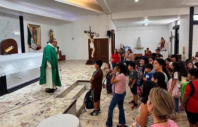Bendicen mochilas para un buen regreso a clases