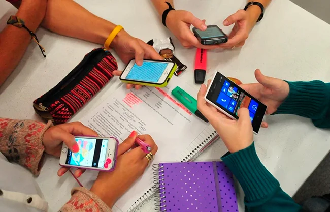 Maestros respaldan regular uso de celulares en escuelas; 81% avala establecer lineamientos