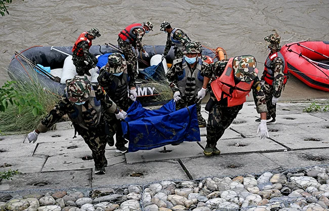 Aumentan a 939 los muertos y baja la cifra de desaparecidos tras riada en Nepal