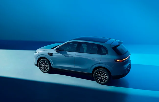 Lanza Stellantis apuesta eléctrica: Leapmotor B10; responde a competencia china